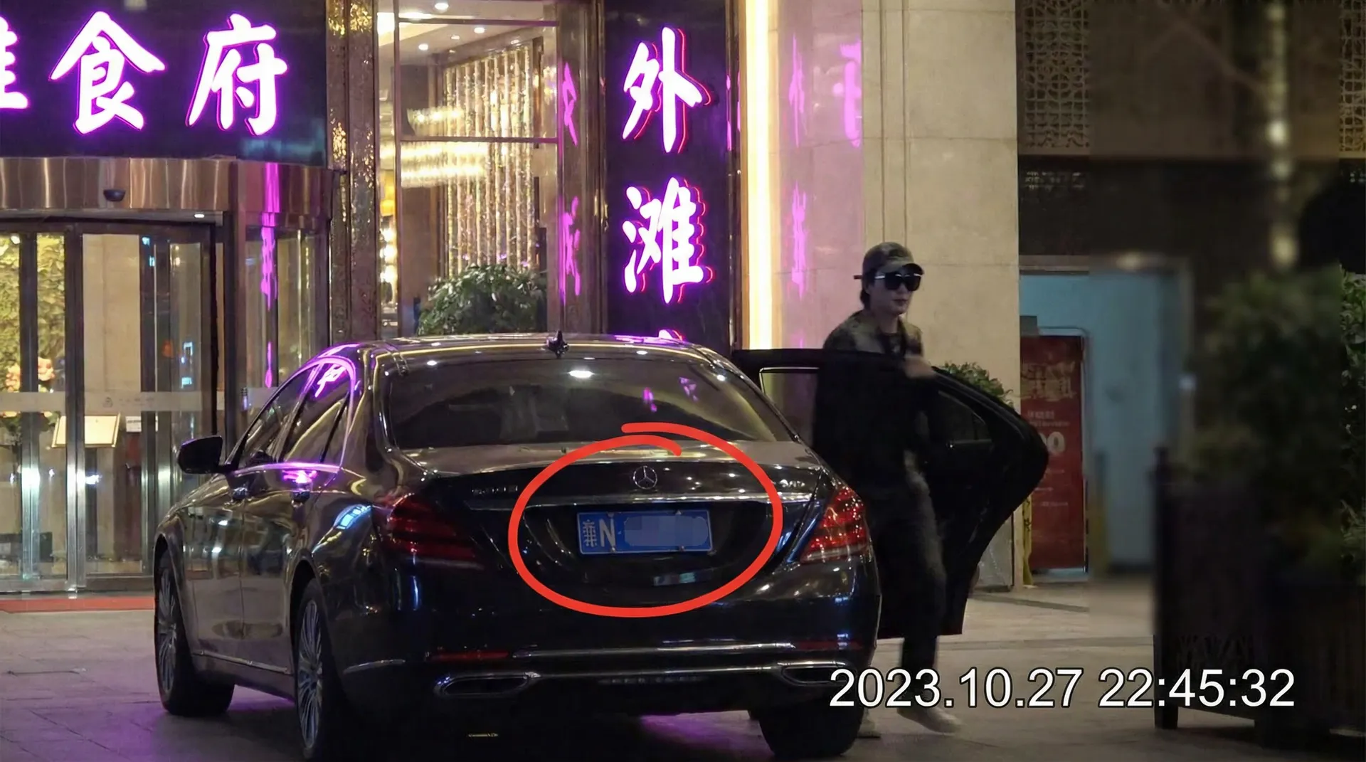 捷克街头金钱搭钱在线看 - 豪车餐厅外被拍